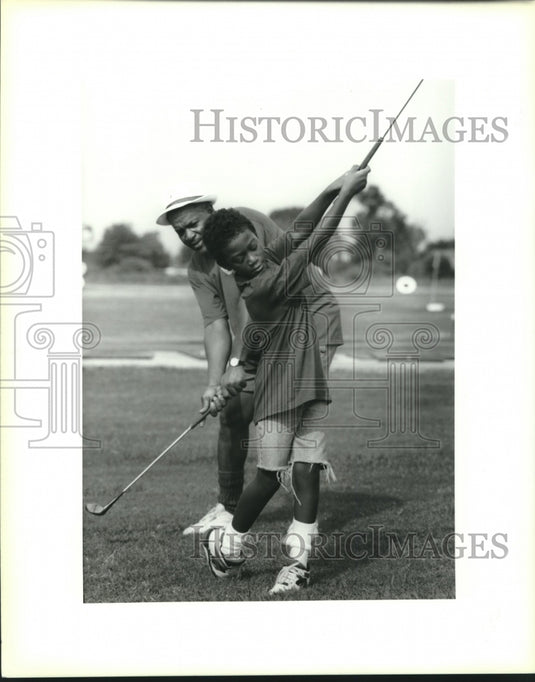 1993 Press Photo Golf coach Attris Gordon teaches Neal Favorite - Historic Images