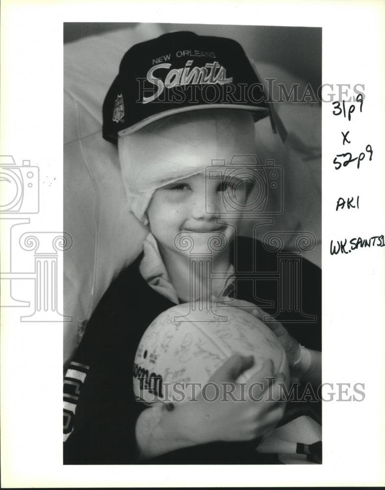 1993 Press Photo Christopher Gordon smiles in the hospital with autographs - Historic Images