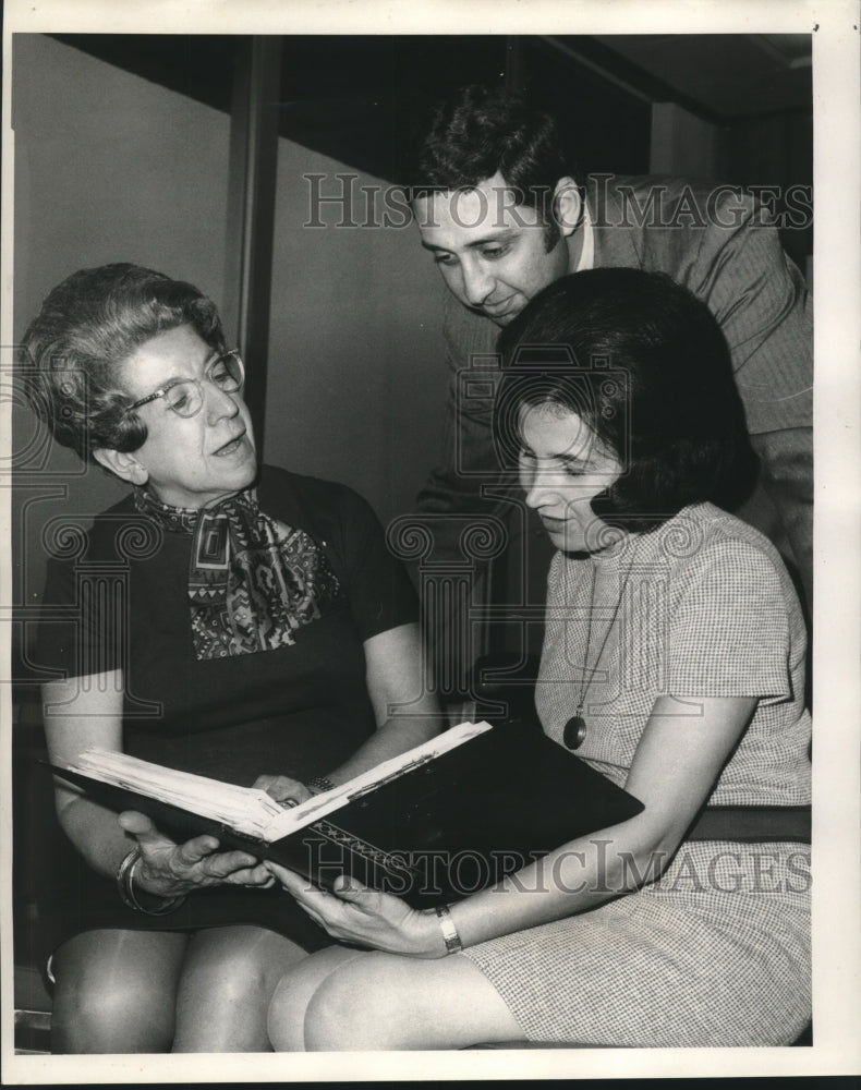 1970 Press Photo Mrs. Eli Gordon &amp; others look over event program. - nob19255 - Historic Images