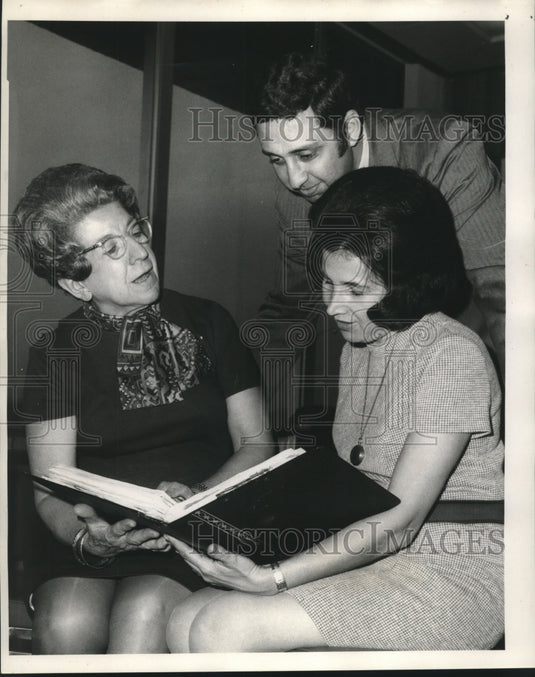 1970 Press Photo Mrs. Eli Gordon & others look over event program. - nob19255 - Historic Images
