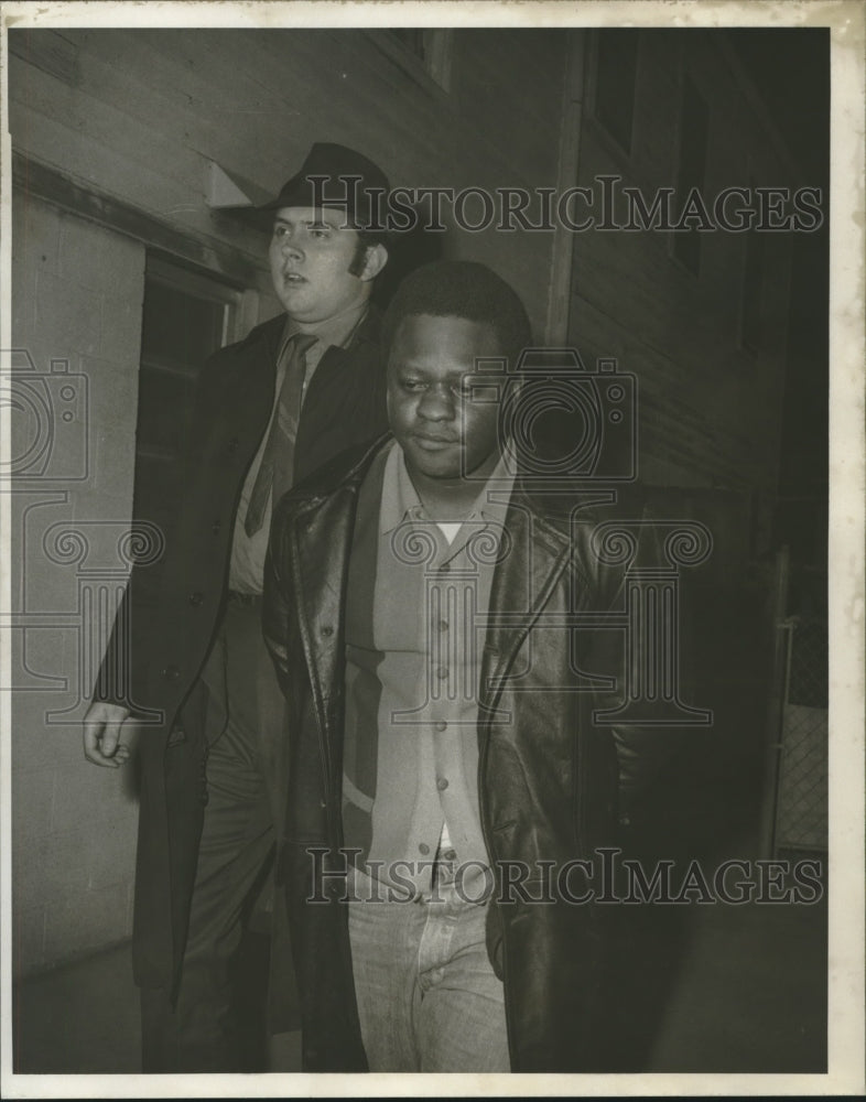 1970 Press Photo Detective Pete Dale with Don Gordon in custody. - nob19260 - Historic Images
