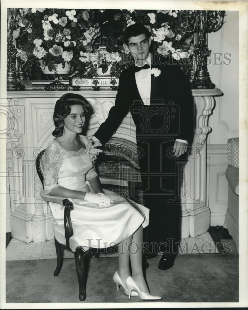 1961 Press Photo Mr. and Mrs. Mat Nanon Gray III dressed to attend and event. - Historic Images