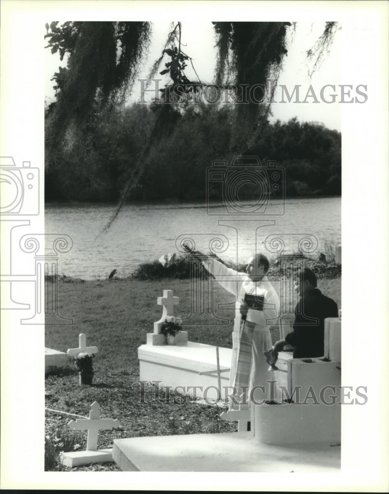 1991 Press Photo Father John Ryan, St. Anthony&#39;s Catholic Church Grave Blessing - Historic Images