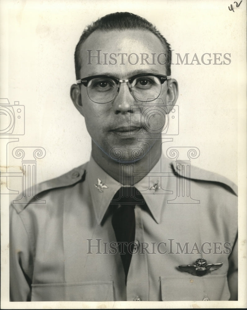 1958 Press Photo Col. John C. Evers speaks at Young Men&#39;s Business Club meeting - Historic Images