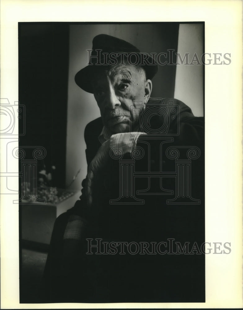 1990 Press Photo Oscar Flowers in his apartment in Guste Highrise - Historic Images