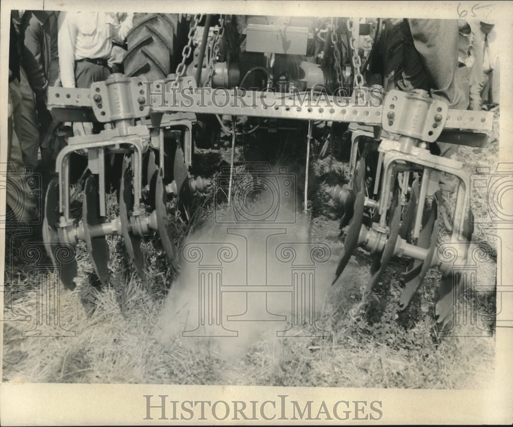 1955 Press Photo Farmer using Flo-Mix Fertilizer Corp. equipment on his field - Historic Images