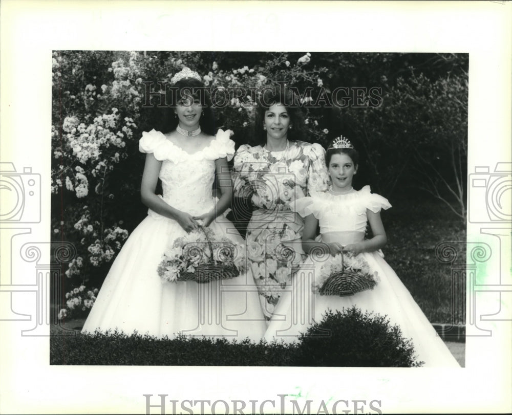 1990 Press Photo Dana, Donna and Shana Stumpf at The Floral Trail - Historic Images