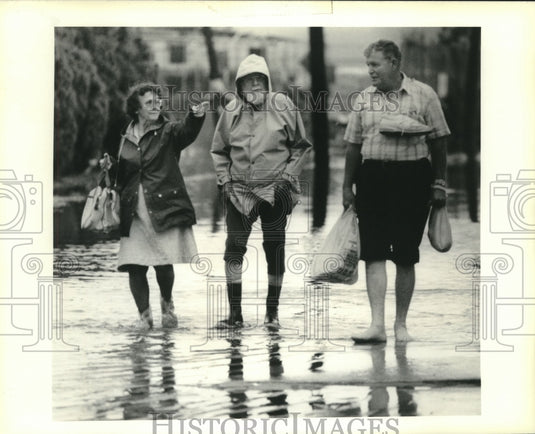 1990 Press Photo Mr. & Mrs Renee Gholz with J.S. Myers on flooded Stumpf blvd. - Historic Images