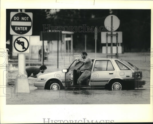 1990 Press Photo Howard Carter salvaging his wifes car stuck on General DeGaulle - Historic Images