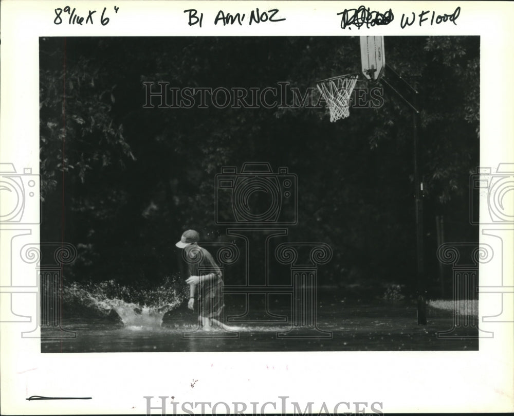 1993 Press Photo Peter Suprcan in flooded Michigan Avenue in Slidell, Louisiana - Historic Images