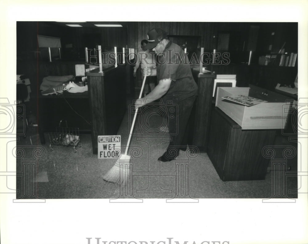 1991 Press Photo Anthony Cristiano mops flooded floors of Westwego City Hall - Historic Images