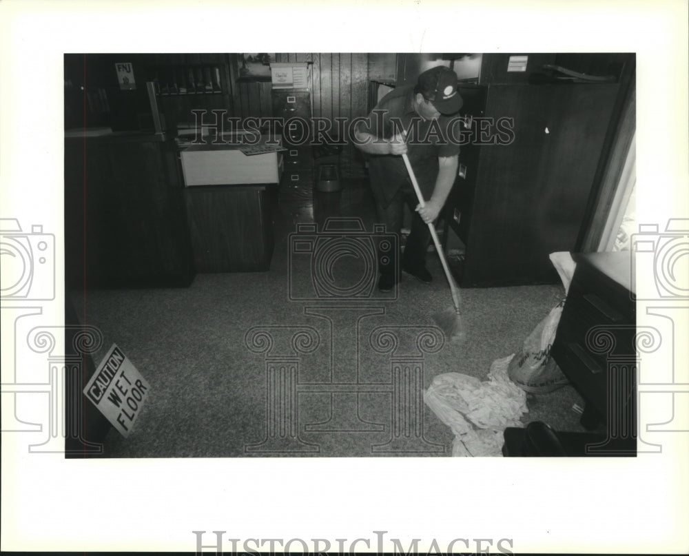 1991 Press Photo Anthony Cristiano cleaning the flooded Westwego City Hall - Historic Images