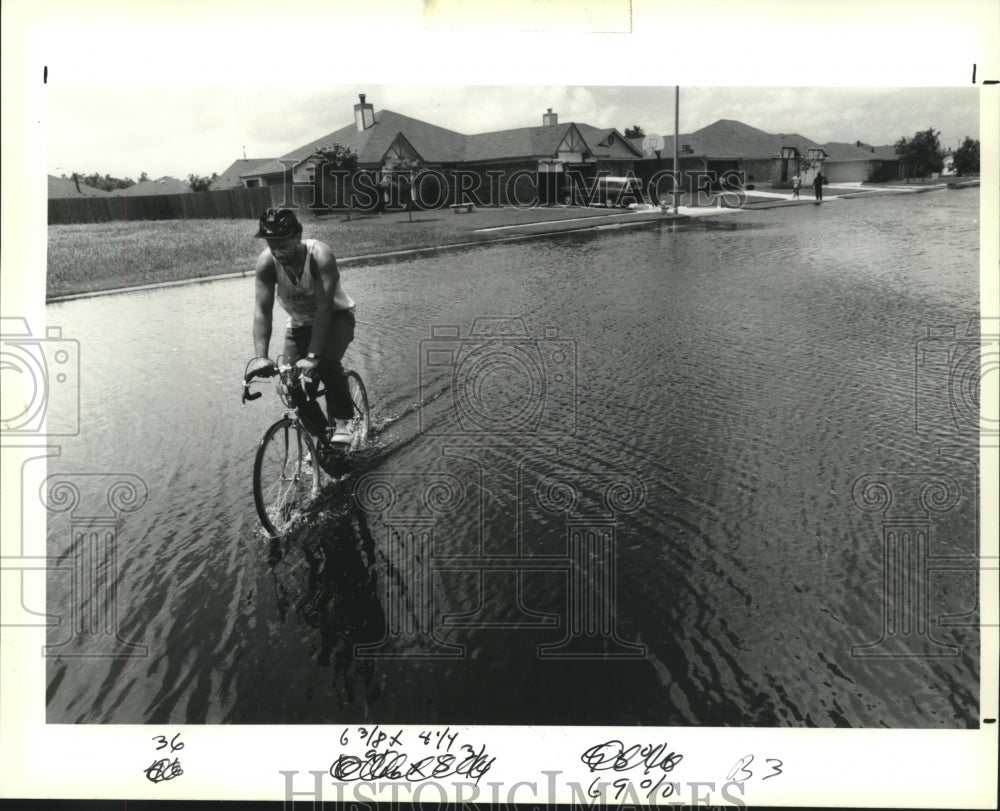 1991 Press Photo Ronald Gorman through floodwaters from drainage in Oak Island - Historic Images