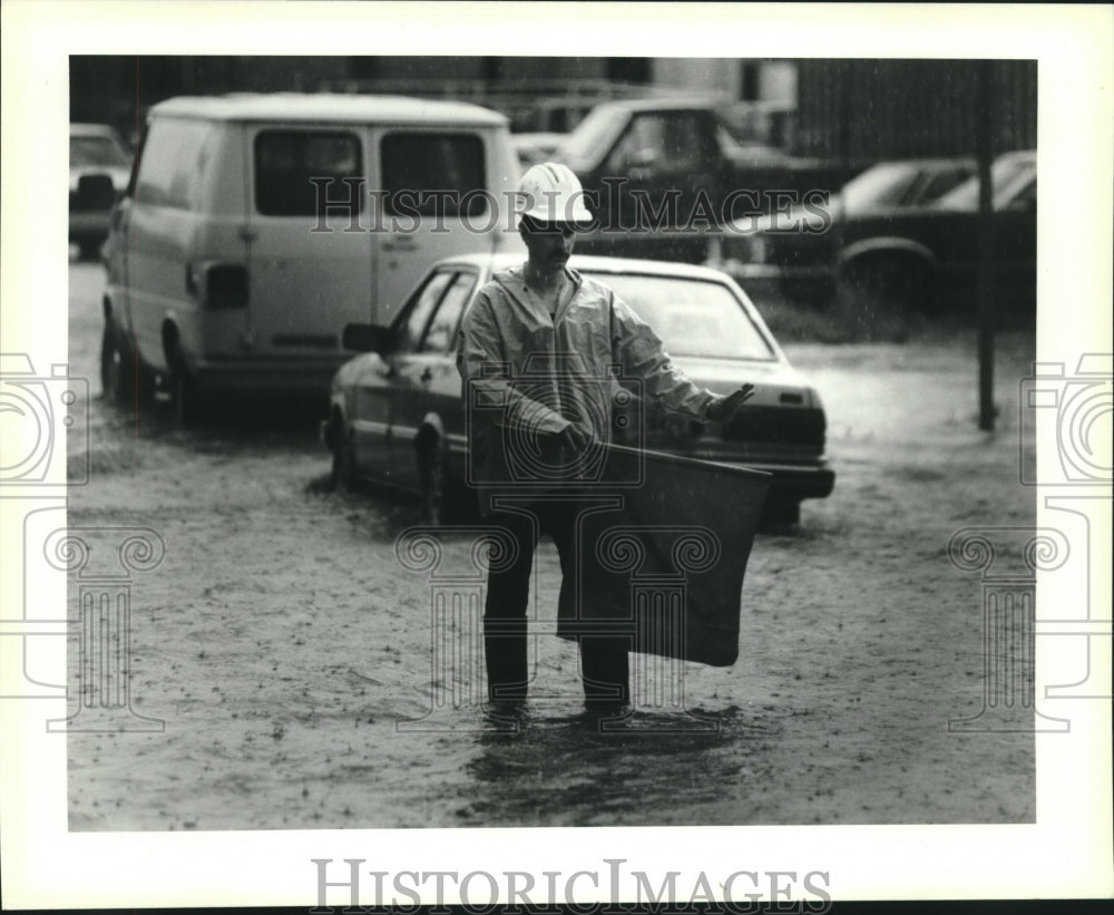 1991 Press Photo Edwin Schluter, cable splicer working in during the rain - Historic Images