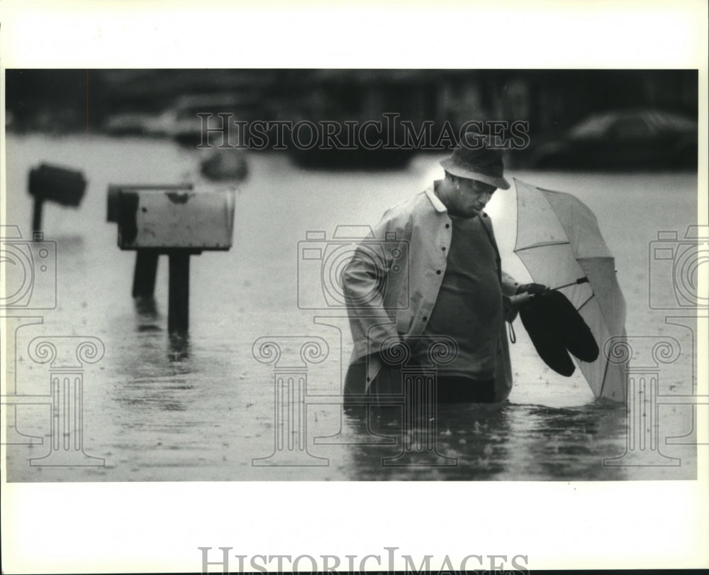 1991 Press Photo Michael Cook treks up Homewood Place in Reserve - Historic Images