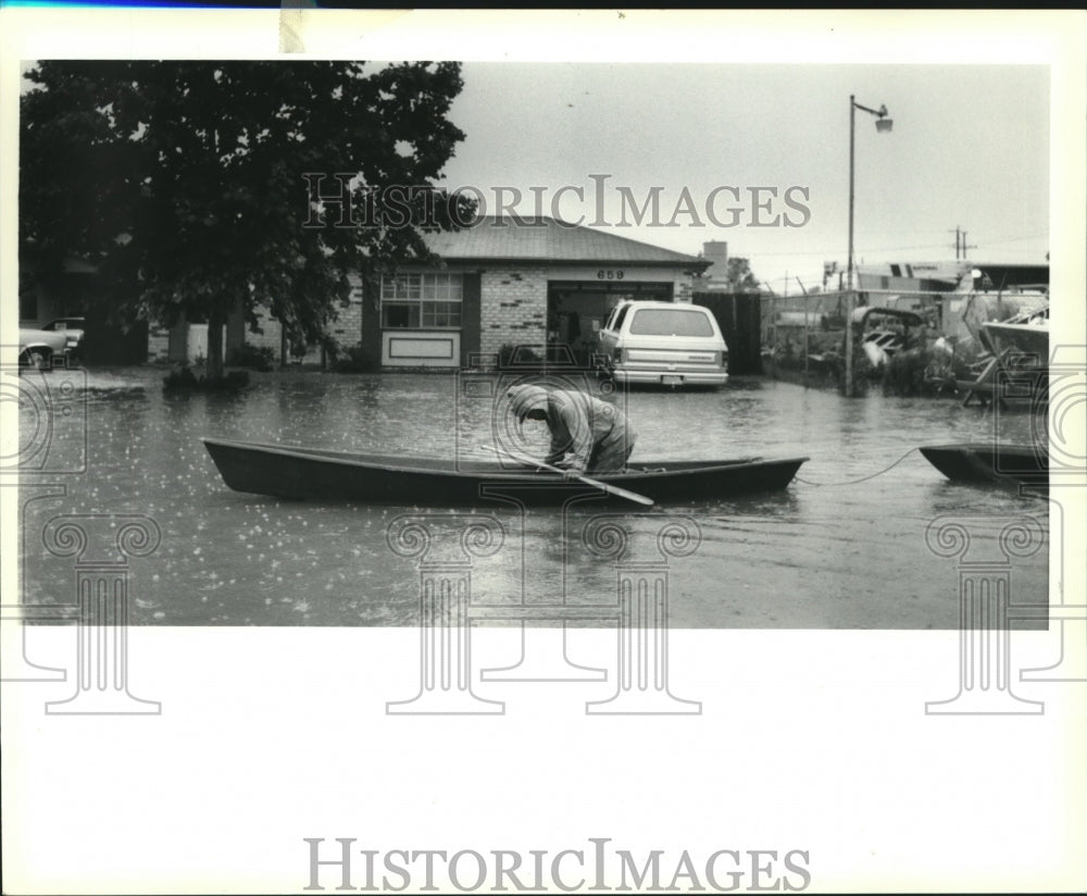 1991 Press Photo Residents of Reserve's Homewood section armed with boats - Historic Images