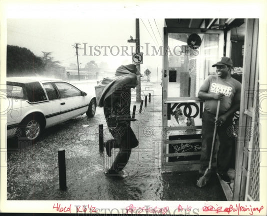 1994 Press Photo New Orleans Floods-Rip's Bell Supermarket, holding door open - Historic Images
