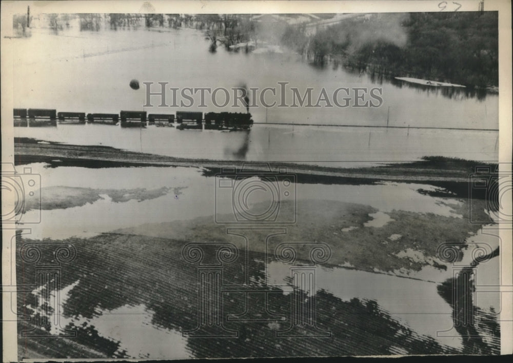 1951 Press Photo Flooding-Track-high waters slows train leaving Springfield, Mn - Historic Images