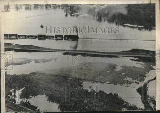 1951 Press Photo Flooding-Track-high waters slows train leaving Springfield, Mn - Historic Images