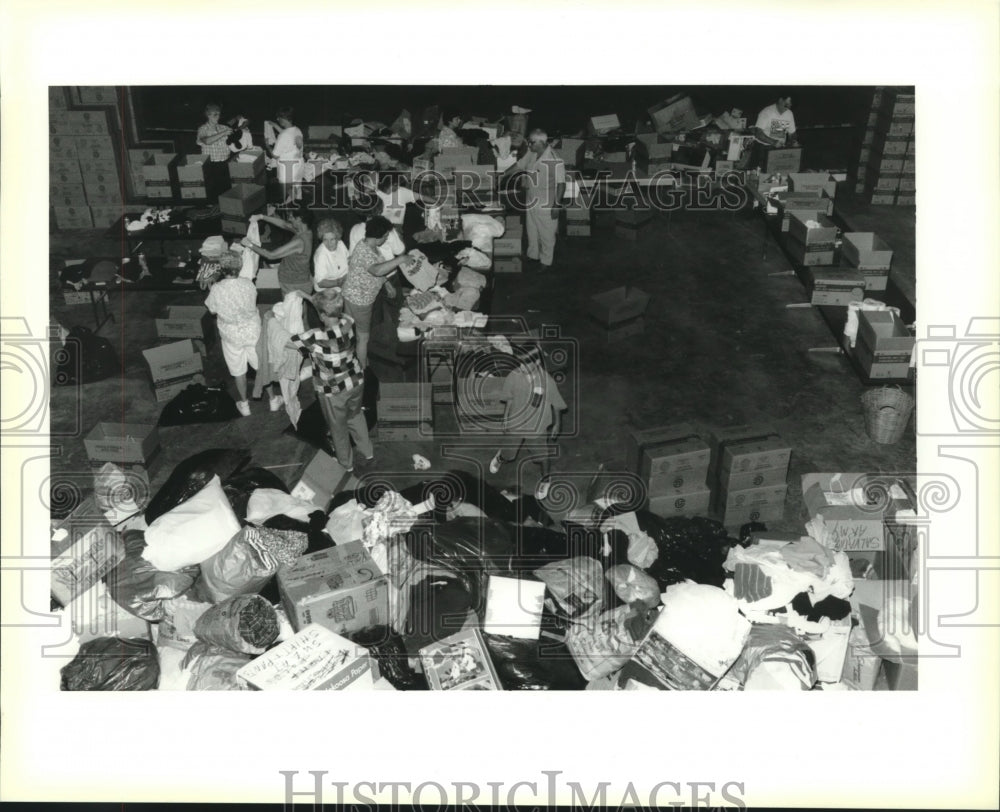 1993 Press Photo Volunteers sorting donations for flood victims, Chalmette - Historic Images