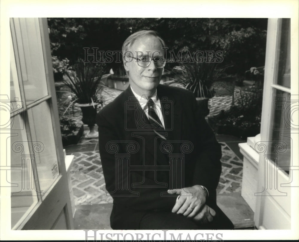 1995 Press Photo King of Rex Louis Frierson in his uptown New Orleans home - Historic Images