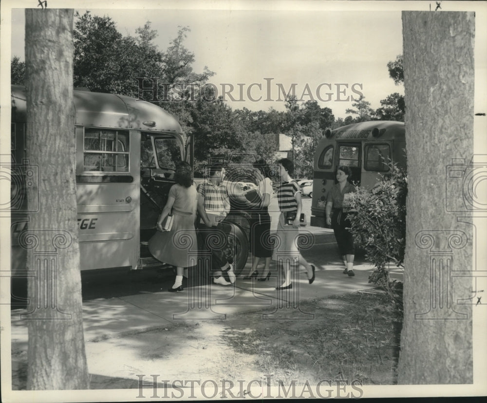 1958 Press Photo Southeastern Louisiana college students ride a bus to school - Historic Images