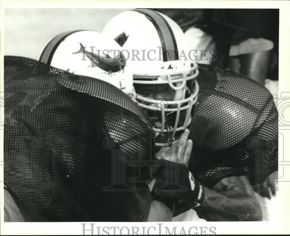 1995 Press Photo Jude Collins, defensive tackle, during football drills - Historic Images