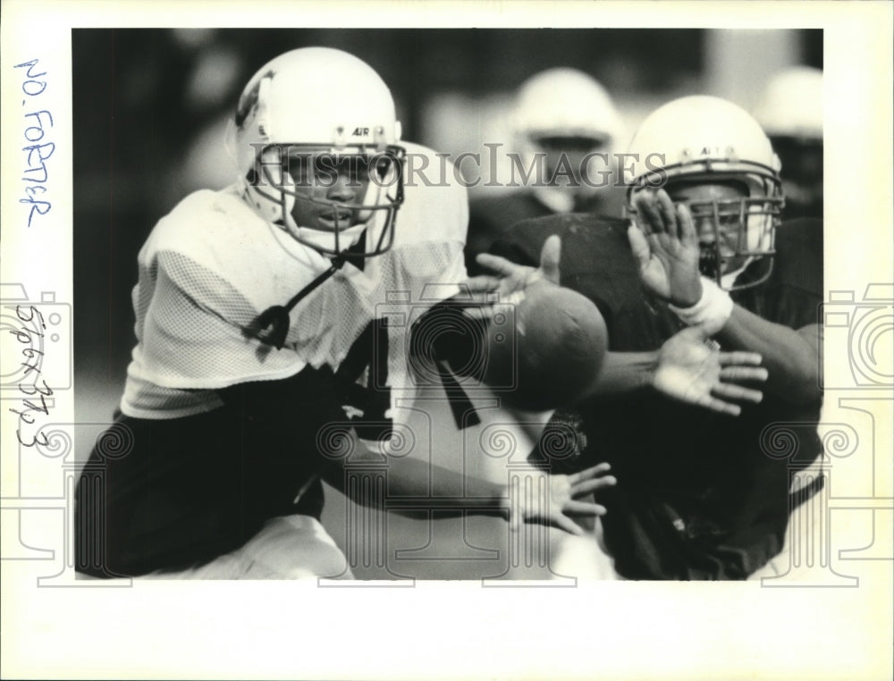 1994 Press Photo Kendrick Williams works on defensive back drill during practice - Historic Images