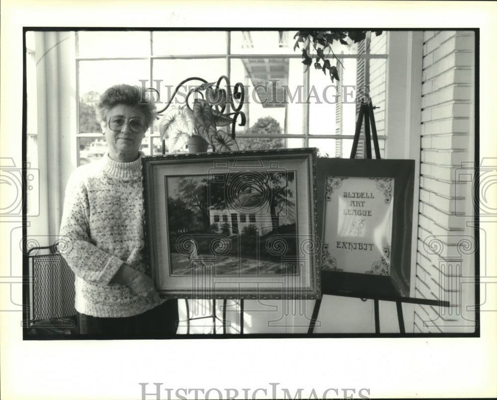 1991 Press Photo Audry Rabe Fortier, with her artwork, Hibernia National Bank - Historic Images