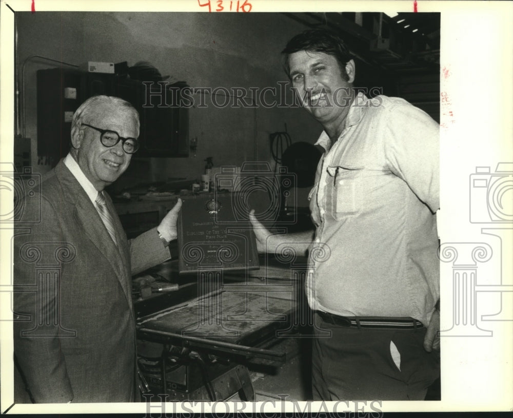 1988 Press Photo John Fortenberry gives VFW award to Michael Arnold - Historic Images