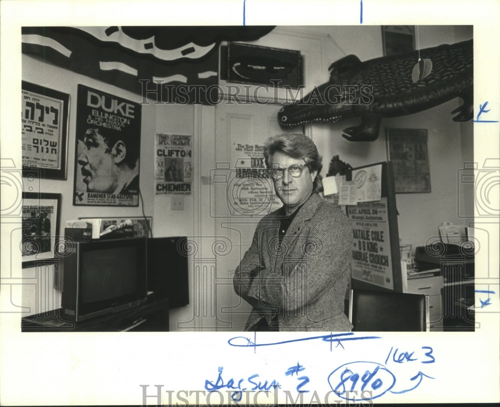 1988 Press Photo Quint Davis, Jazz Fest administrator at his office, Ramparts St - Historic Images