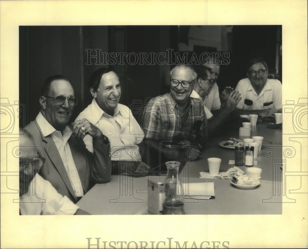 1990 Press Photo Fortier High School reunion of former athletes, Heritage Plaza - Historic Images