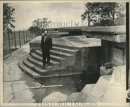 1964 Press Photo Government official inspecting Fort Saint Phillip - nob19550 - Historic Images