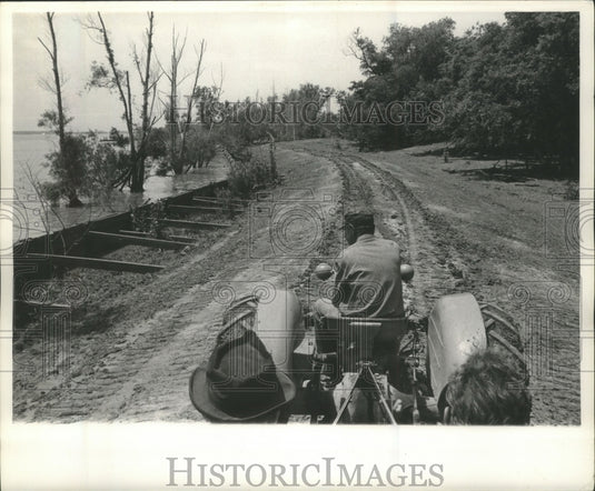 1961 Press Photo Philip Light Drives Tractor Along Mississippi River Near Fort - Historic Images