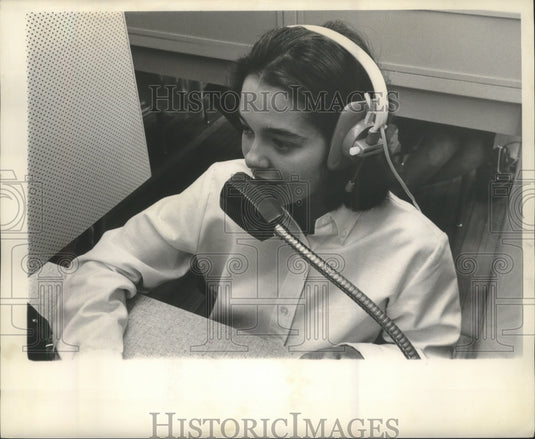 1962 Press Photo Student Clair Morrison repeats Spanish from tape - nob19593 - Historic Images