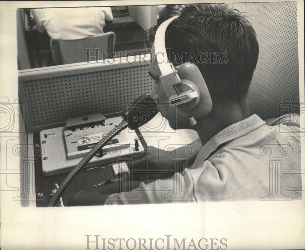1962 Press Photo Jim Estopinal listens to tape of himself speaking Spanish - Historic Images