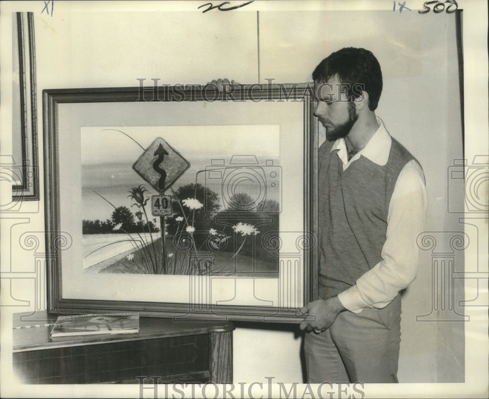 1973 Press Photo Tom Golden of Bryant Gallery Holds Painting by Rolland Golden - Historic Images