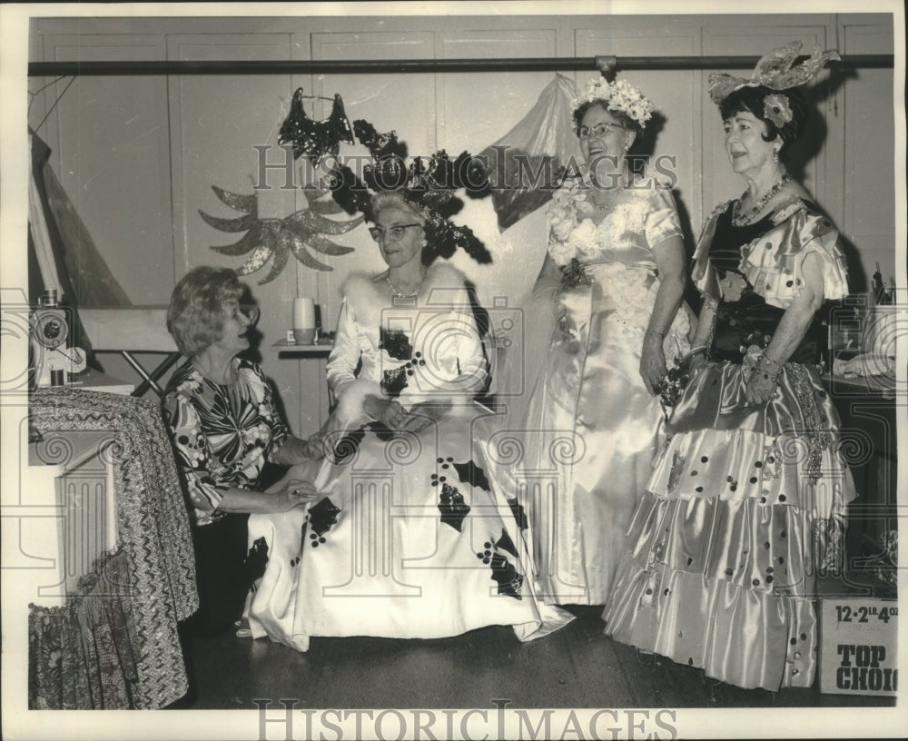 1971 Press Photo Golden Agers Prepare for Carnival Ball, New Orleans - nob19618 - Historic Images