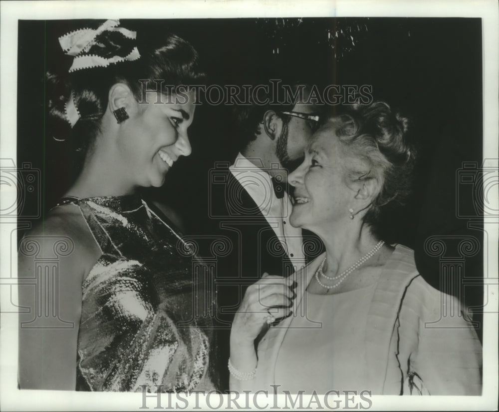 1967 Press Photo Hostess of the APA-Phoenix Theatre Benefit - nob19629 - Historic Images