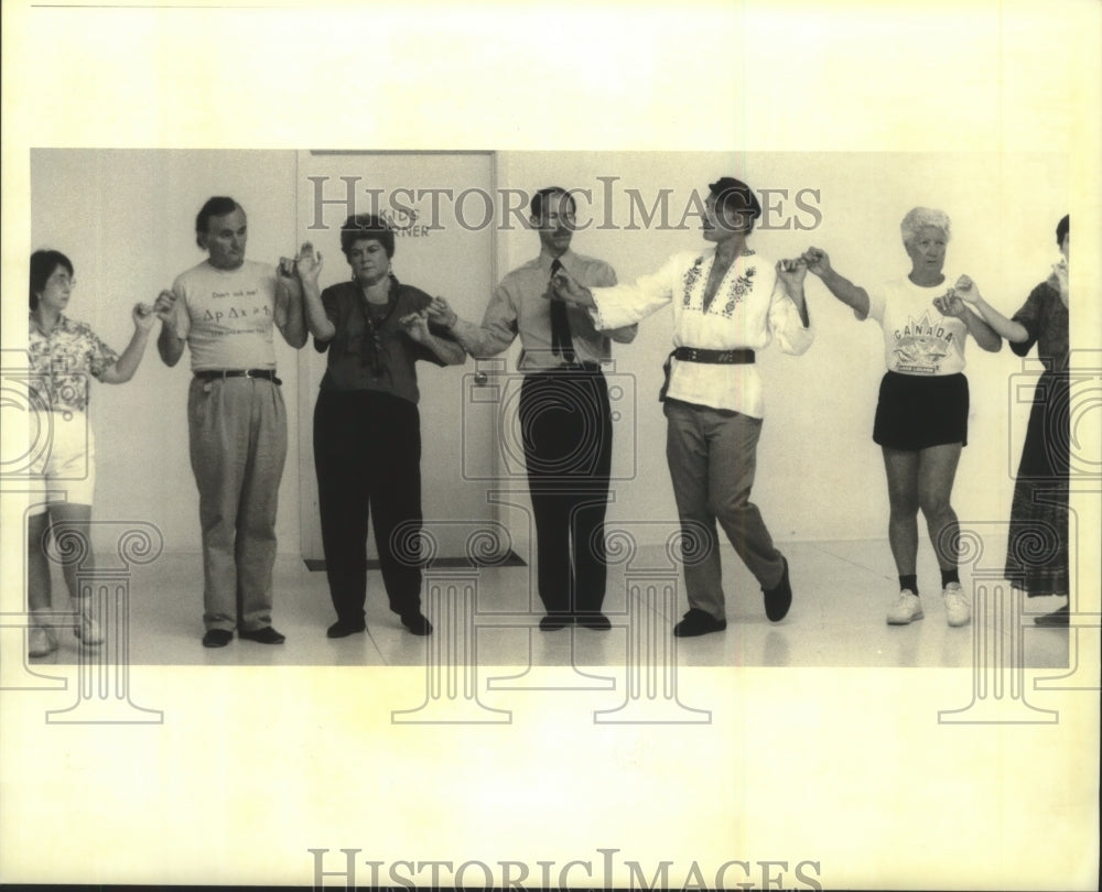 1994 Press Photo Dan Gianfala teaching international folk dancing. - Historic Images