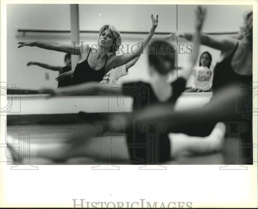 1995 Press Photo Debbie Grainer and students, Debbie&#39;s Dance Academy, Kenner - Historic Images