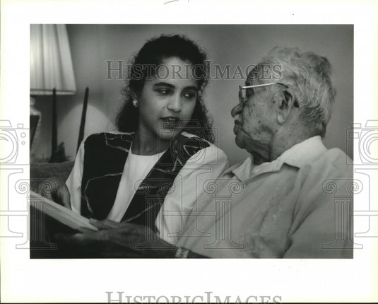 1994 Press Photo Sonia Granera talks with her grandfather Dr. Ramon Mendez - Historic Images