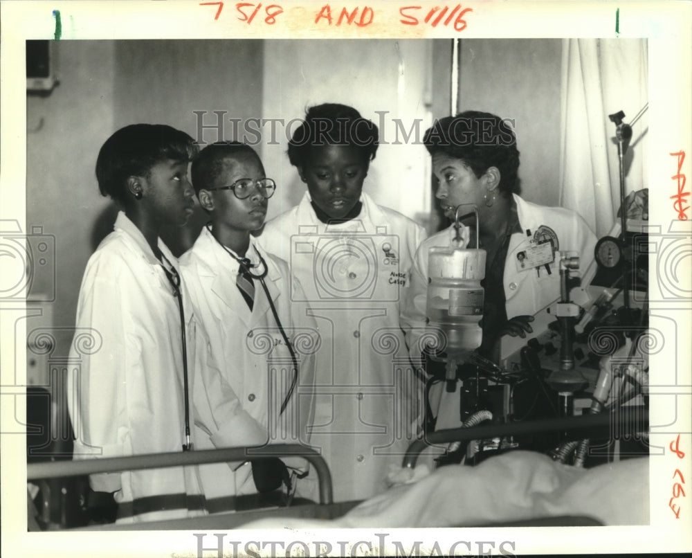 1988 Press Photo Monica Young and students dressed as doctors and nurses - Historic Images