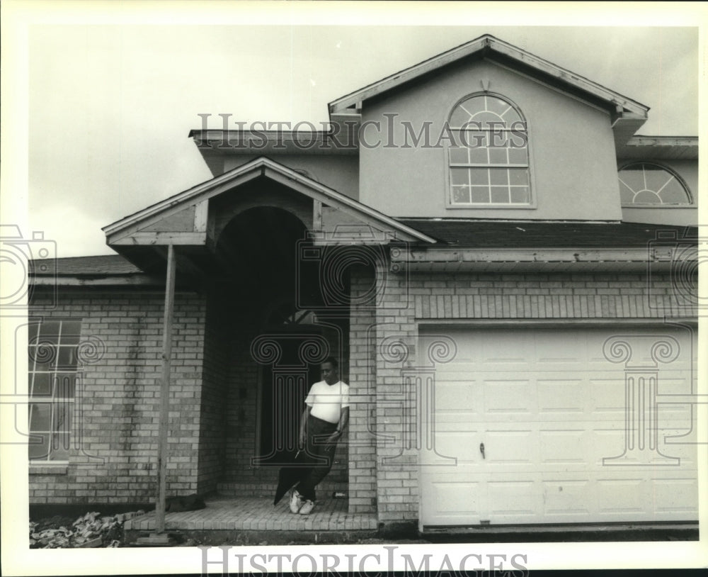 1995 Press Photo Herman Gray on front porch of gasless home, Lake Carm ...