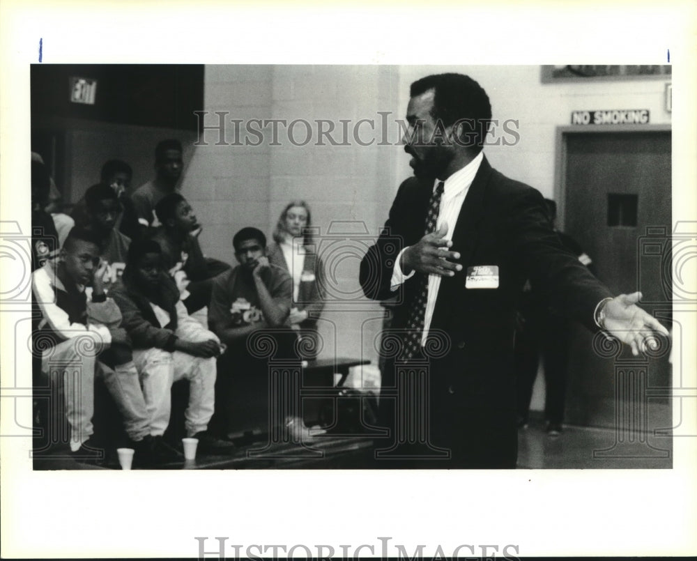 1991 Press Photo Attorney James Gray explains legal problems of teen fathers - Historic Images