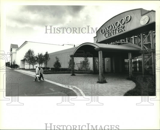 1994 Press Photo Front entrance to Oakwood Mall. - Historic Images