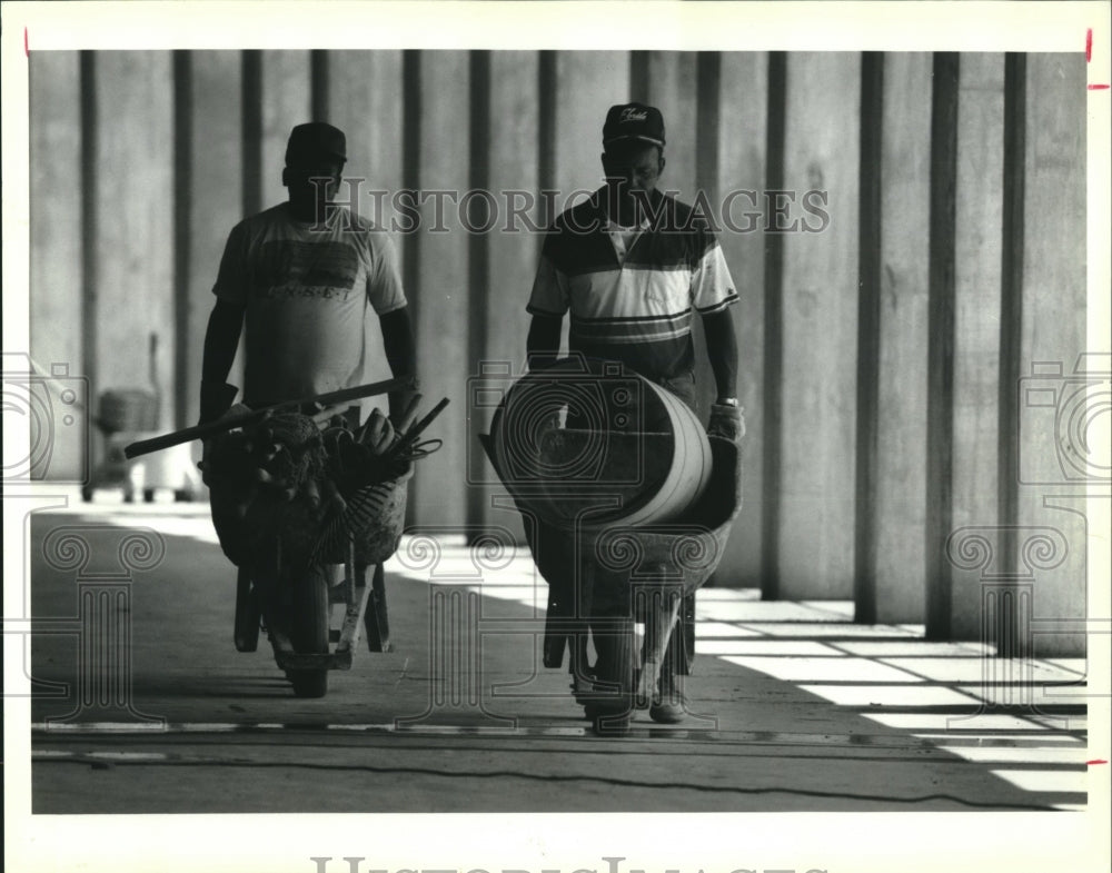 1992 Press Photo William Rogers &amp; Jeff London walk under walkway at Tad Gormley - Historic Images