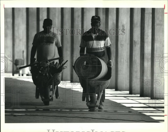 1992 Press Photo William Rogers & Jeff London walk under walkway at Tad Gormley - Historic Images