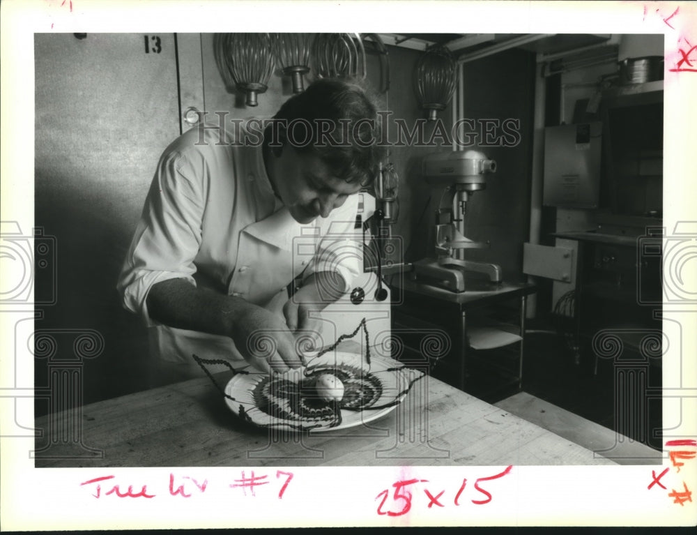 1993 Press Photo Shane Gorringe, Pastry chef at Windsor Court - Historic Images