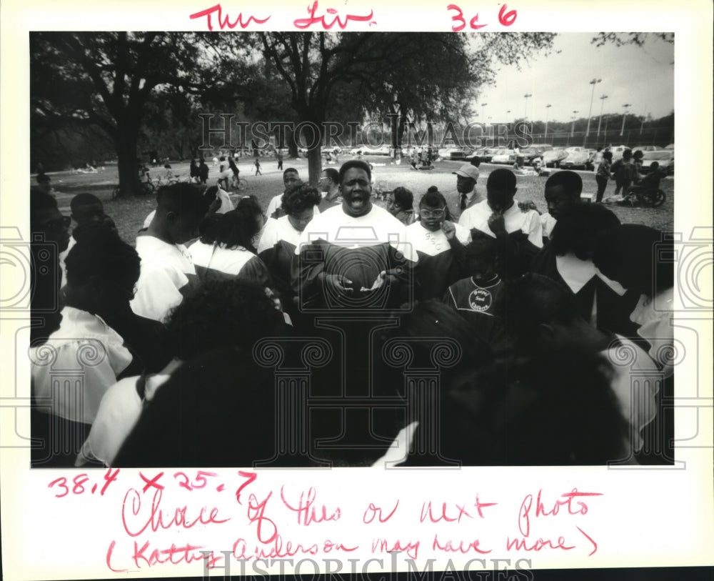 1994 Press Photo August Johnson III leads Gospel Soul Children in prayer - Historic Images